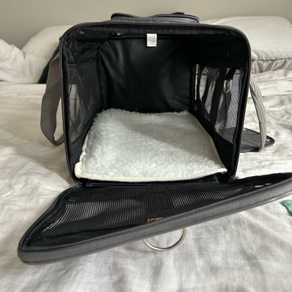 Sherpa Original Deluxe Pet Carrier Medium - Picture 1 of 8